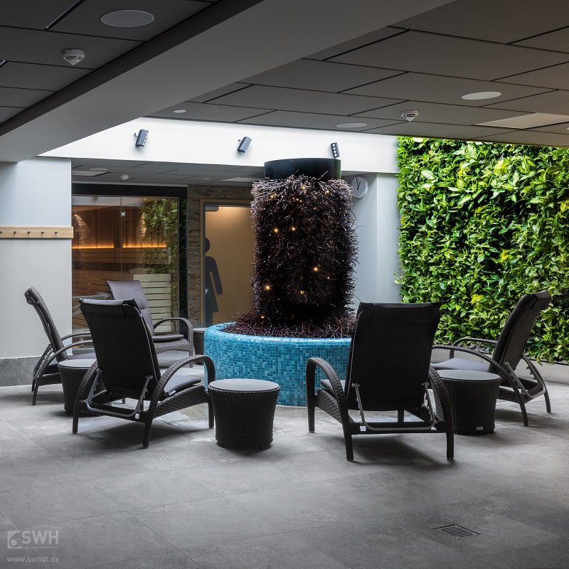 Sauna Sitzbereich mit Liegestühlen und Gradierwerk