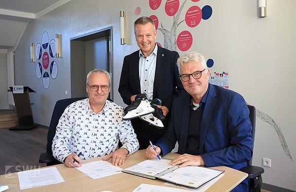 Jens Ganso links und Detlef Koch rechs bei der Vertragsunterzeichnung; in der Mitt Bernhard Hieber, Bürgermeister der Stadt Haldensleben