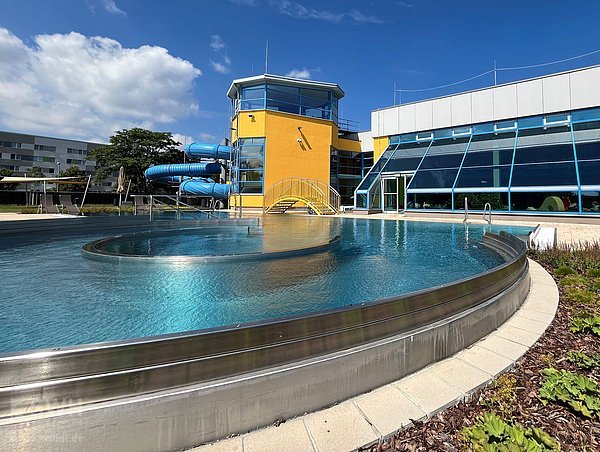 Blick auf das Rolli-Bad mit dem Außenbecken und blauer Rutsche