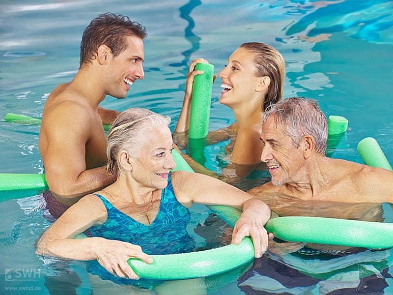 Frauen und Männer beim Aquafitness im Wasser