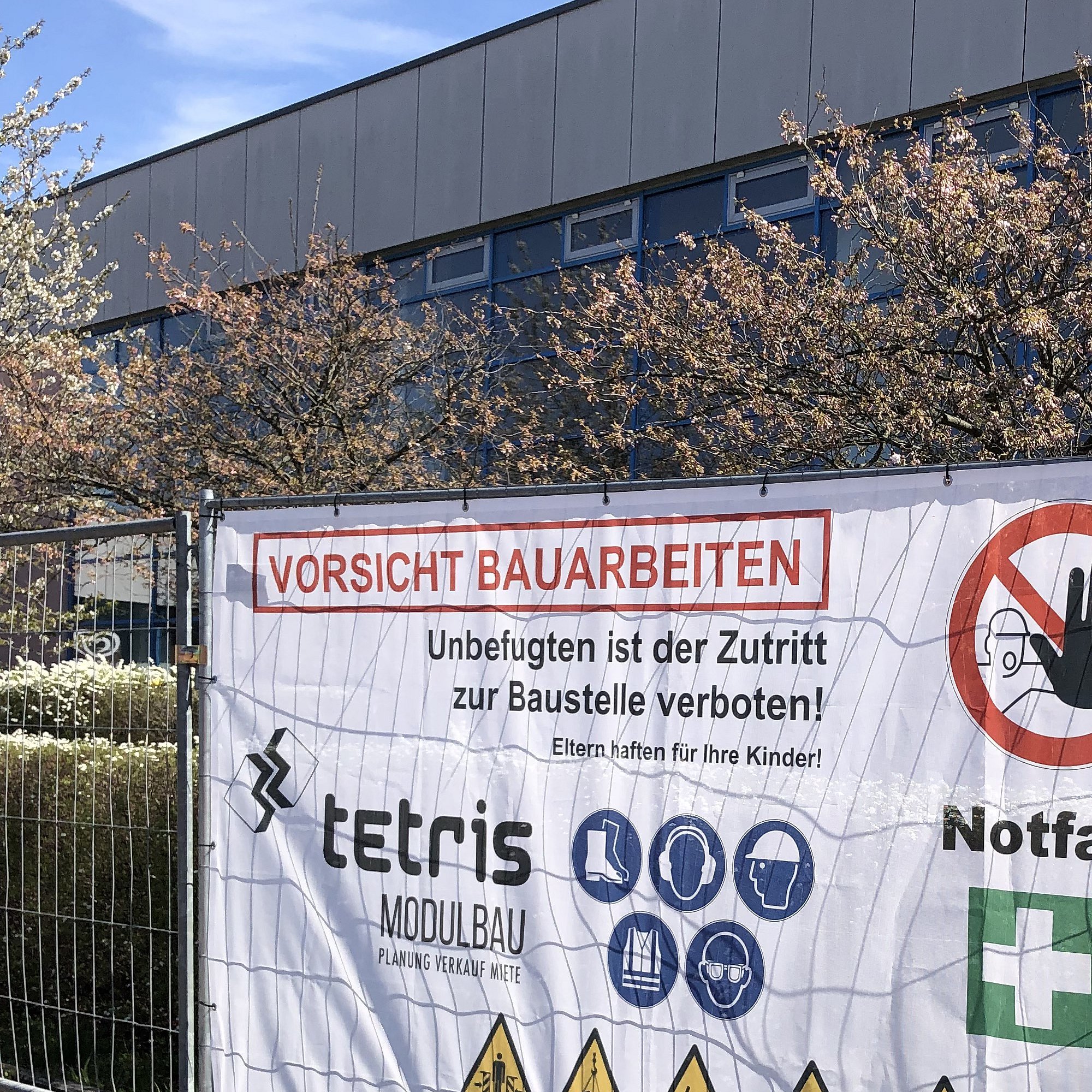 Bauzaunbanner am Rolli-Bad zur Sanierung