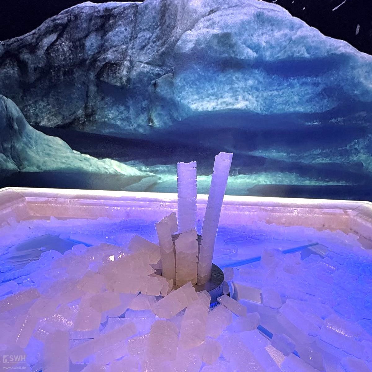 Nahaufnahme vom sich entwickelnden Eis im Eisbrunnen in blau-violettem Licht