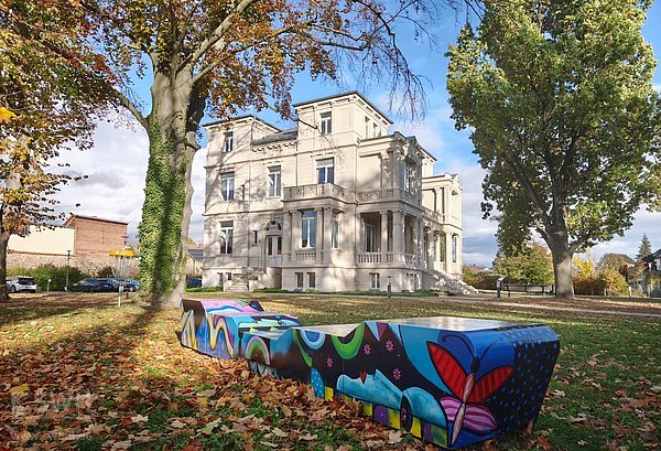 von Max Grimm gestaltete Bank im Park der Villa Albrecht