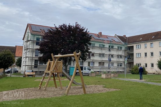 Mietshaus in Hadmersleben mit PV-Anlage, davor ein Spielplatz