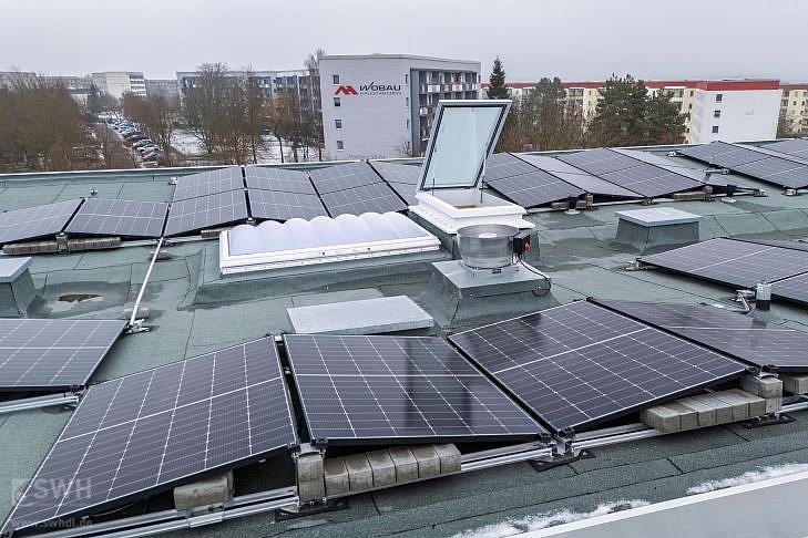Blick auf eine Dach-PV-Anlage im Waldring in Haldensleben