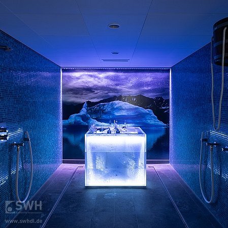 blaustrahlender Eisbrunnen im Bereich der Duschen