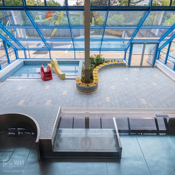 Kinderbecken von oben mit rotem Rutschelefant