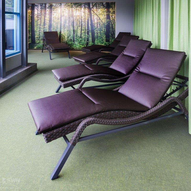 Ruheraum mit Liegen und Waldposter im Hintergrund