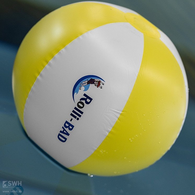 Gelb-weißer Wasserball mit dem Rolli-Bad-Logo