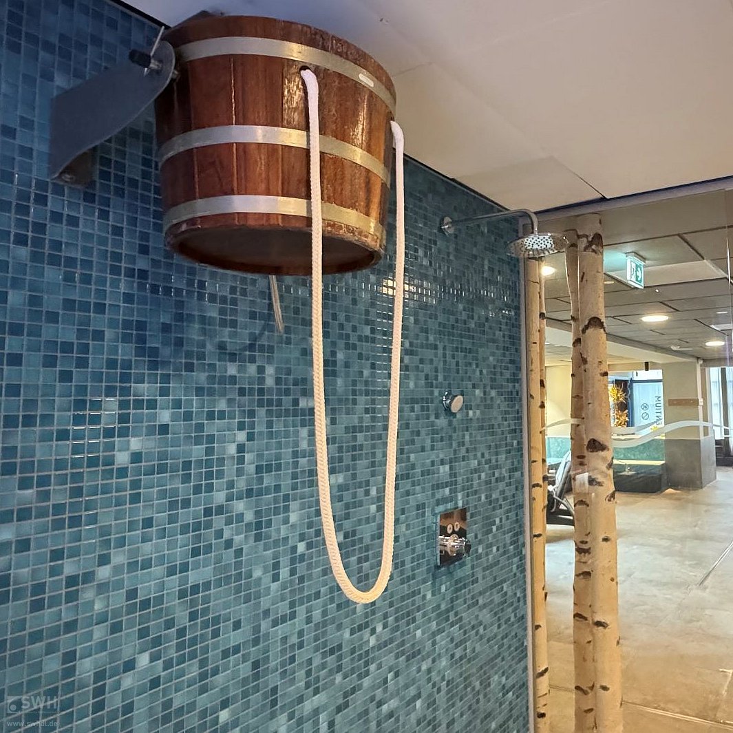 Schwalleimer im Saunabad zur Abkühlung 