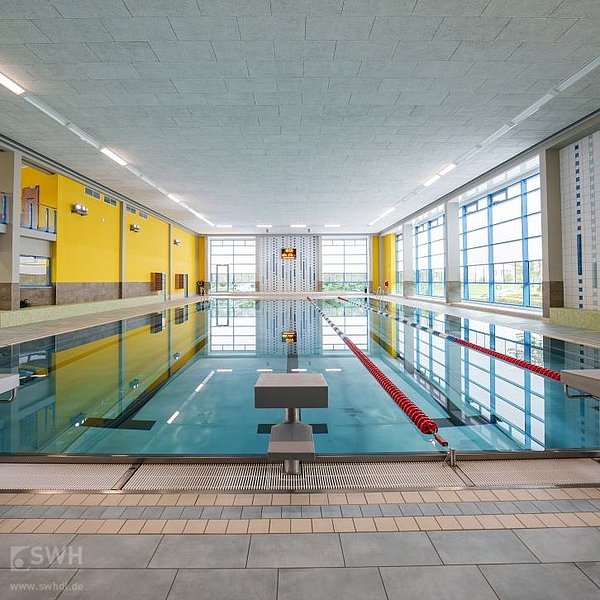 Blick auf die Schwimmbahn im Rolli-Bad