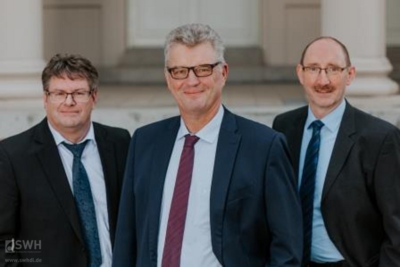 Die Geschäftsführung von links nach rechts René Vieille, Detlef Koch, Uwe Ahrend vor der Villa