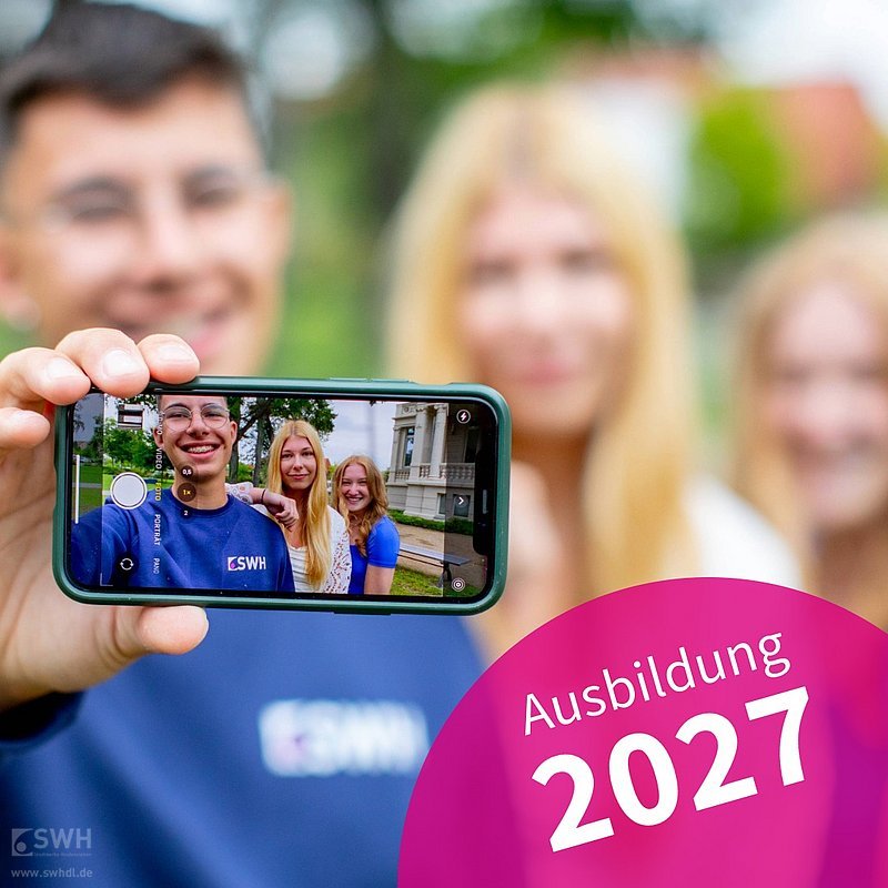 Auszubildende halten Handy