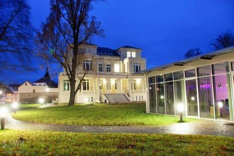 Villa Albrecht in der Dämmerung illuminiert